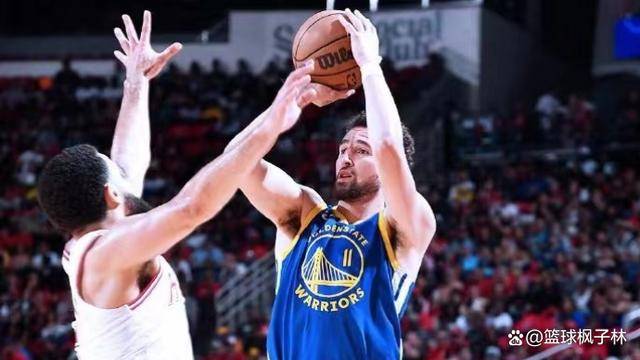 九游体验-莱万多夫斯基在勇士比赛中重返赛场，领先优势明显引发热议！比赛高潮迭起-九游体验