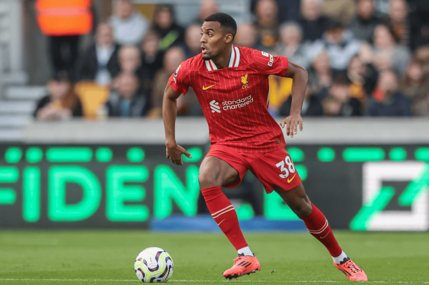 包含转会期纽卡斯尔调整名单以备德甲，回应争议环节打磨，压力陡增，临场指挥获称赞的词条